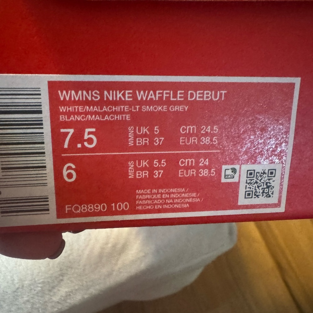 Nike White and Green Retro Runner Waffle Debut BNIB - Picture 5 of 5